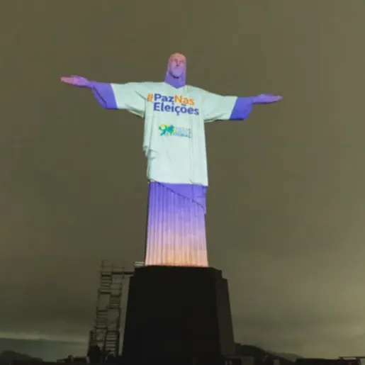 Cristo Redentor 'veste' camisa pedindo paz nas eleições