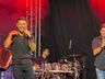 Mesmo com chuva, público lota espaço de shows para ver Marcos e Belutti