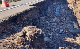 Buraco de mais de 2 metros causa interdição em rodovia de SC