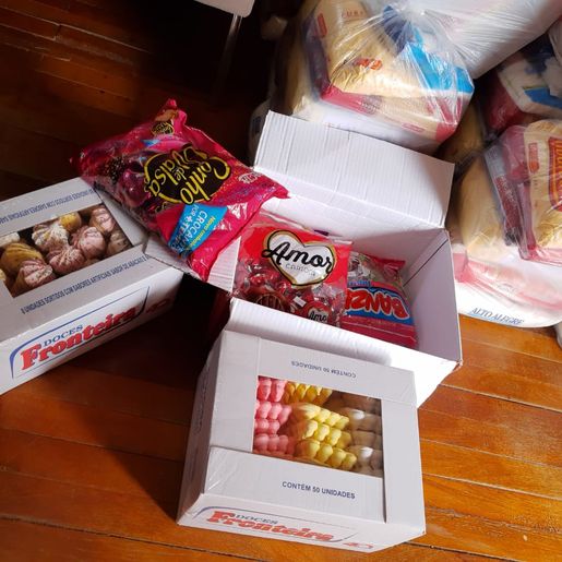 Grupo de voluntários inicia preparação de cestas para distribuir na Páscoa