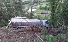 Rodovia é interditada para remoção de caminhão