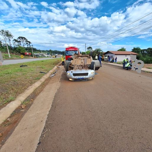 Motorista e passageiros ficam feridos em capotamento na BR-163