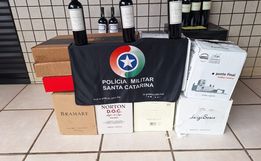 PM apreende carro com 117 garrafas de vinho argentino em Dionísio Cerqueira