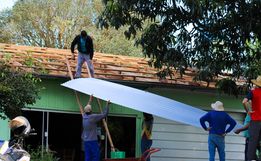 Mutirão ajuda famílias atingidas por chuva de granizo em Bandeirante