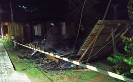 Casa é atingida pelo fogo em Quilombo 