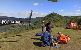 Homem sofre ferimentos graves ao cair de parapente em meio a mata