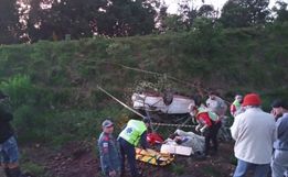 Cinco pessoas ficam feridas durante capotamento na SC-161