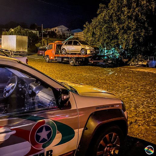 Mulher é detida pela PM após colidir com carro em poste em São Miguel do Oeste
