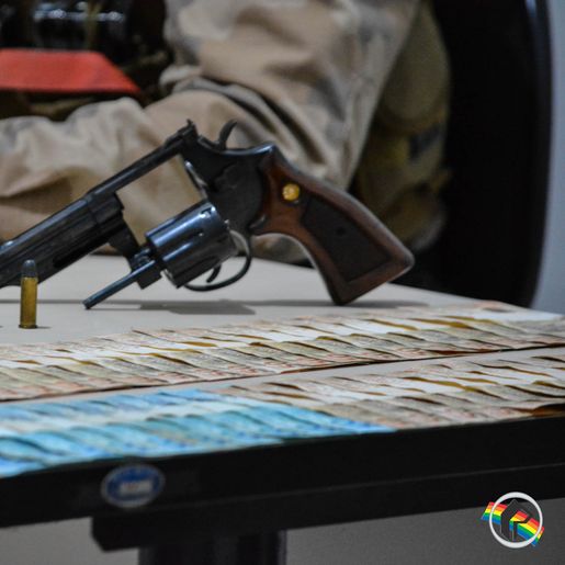 Polícia Militar prende autores de extorsão e posse de arma de fogo