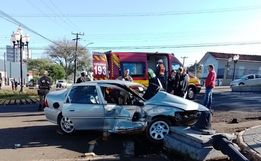 Motorista fica encarcerado em acidente entre dois carros