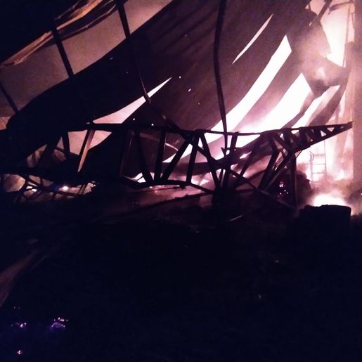 Edificação é atingida por incêndio na área industrial de Riqueza