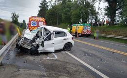 Três pessoas morrem após colisão entre carro e caminhão em SC