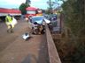 Colisão de carro contra muro deixa motorista ferido