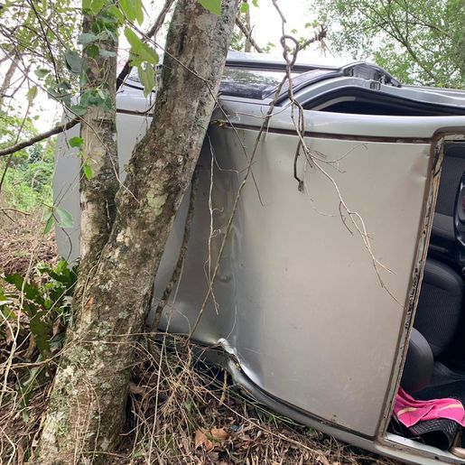 Carro sai da pista cai de ribanceira e fica preso em árvores na BR-282 em Iraceminha
