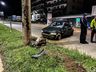 Jovem colide com carro em poste na Willy Barth em SMO