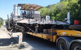 Realizado o transporte da pavimentadora da BR-163