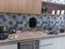 Assaltantes fazem buraco na parede e invadem casa de câmbio em SC