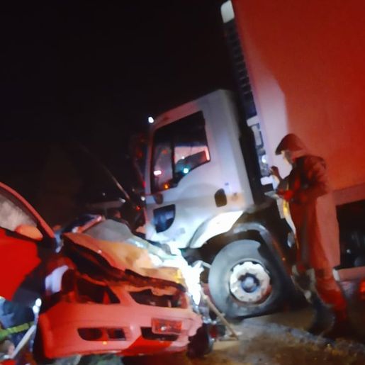 Colisão mata duas pessoas na BR-282