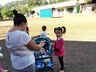Grupo de voluntários realiza entrega de cestas de páscoa