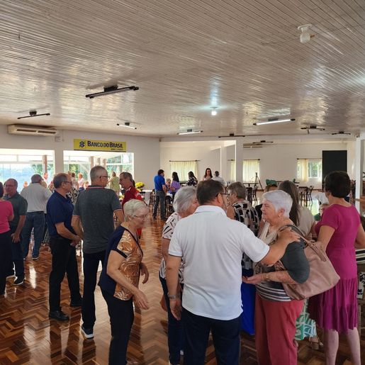Encontro regional de professores aposentados reúne quase 100 pessoas em Itapiranga 