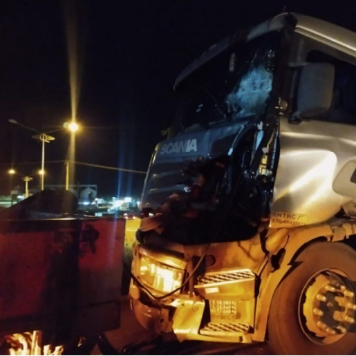 Pai e filho colidem carretas com placas de Itapiranga em Passo Fundo