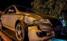Mulher é detida pela PM após colidir com carro em poste em São Miguel do Oeste