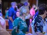 Com igreja cheia, fiéis acompanham celebração de Finados do lado de fora