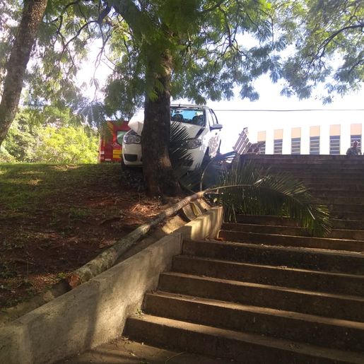Veículo invade a Praça da Igreja Matriz em SJCedro
