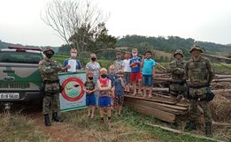 Polícia Militar Ambiental doa madeira apreendida para escola da região