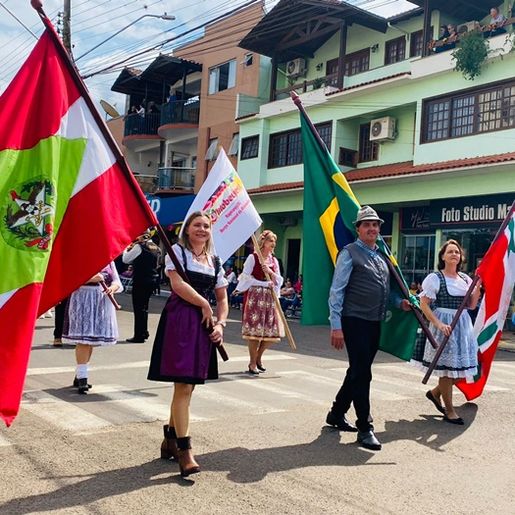   Desfile Cultural abre a 44ª Oktoberfest de Itapiranga