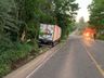 Caminhão de Iporã do Oeste sai da pista e colide em árvores na SC 163
