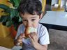 Crianças recebem alimentação saudável com tema de história em Cedro