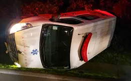 Jovem embriagado é preso após furtar e capotar ambulância em Pouso Novo