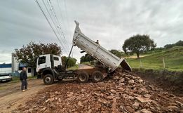 Prefeitura de SJCedro realiza reforma em ponto crítico da estrada de acesso à Linha Mariflor