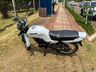 Motociclista passa ao lado de lombada e colide em carro em SMO
