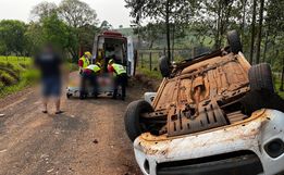 Mulher fica ferida em capotamento no interior de São Miguel do Oeste 