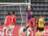 Com falhas grotescas, Inter leva virada e perde para o Táchira na Libertadores