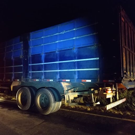Carro e caminhão batem de frente na SC-161 