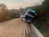 Caminhão carregado de milho tomba na SC 161, em Palma Sola