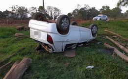 Veículo capota em saída de pista no interior de Itapiranga