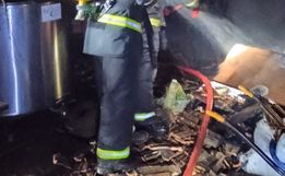 Incêndio atinge galpão em Mondaí