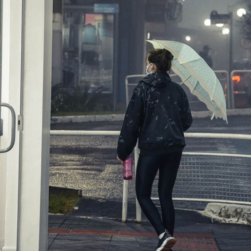 Frente fria traz chance de chuva com raios e granizo em SC
