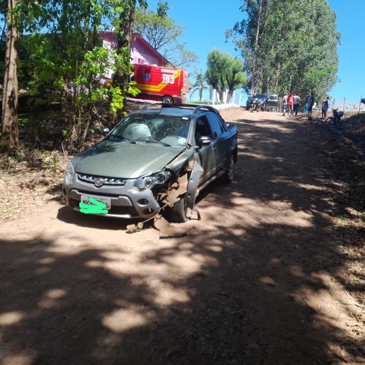 Acidente entre carro e moto deixa homem ferido em Anchieta