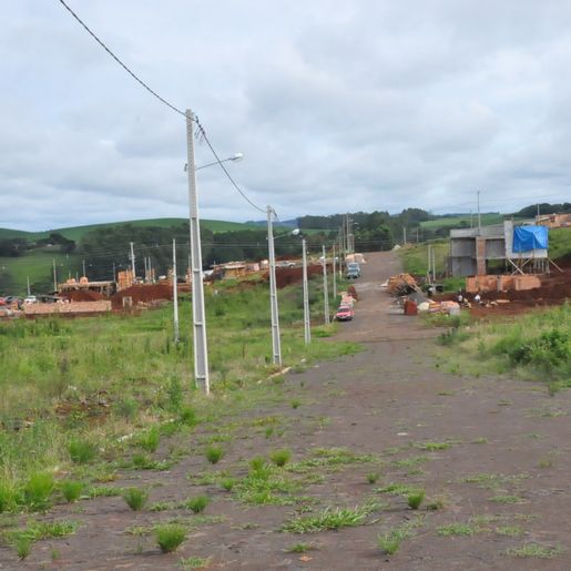 Setor habitacional notifica proprietários de terrenos sem edificação em loteamento popular