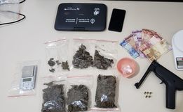 Policia Civil prende arma de fogo e drogas