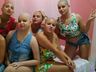 Família raspa cabelo em apoio a jovem com leucemia