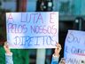 Servidores municipais fazem novo protesto na frente da prefeitura
