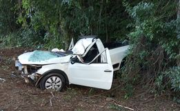 Colisão em árvore deixa dois feridos em Pinhalzinho