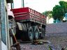 Caminhão derruba postes e invade pátio de residência em São Miguel do Oeste