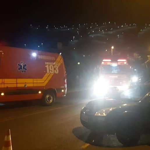 Motorista fica ferida ao colidir carro em poste 